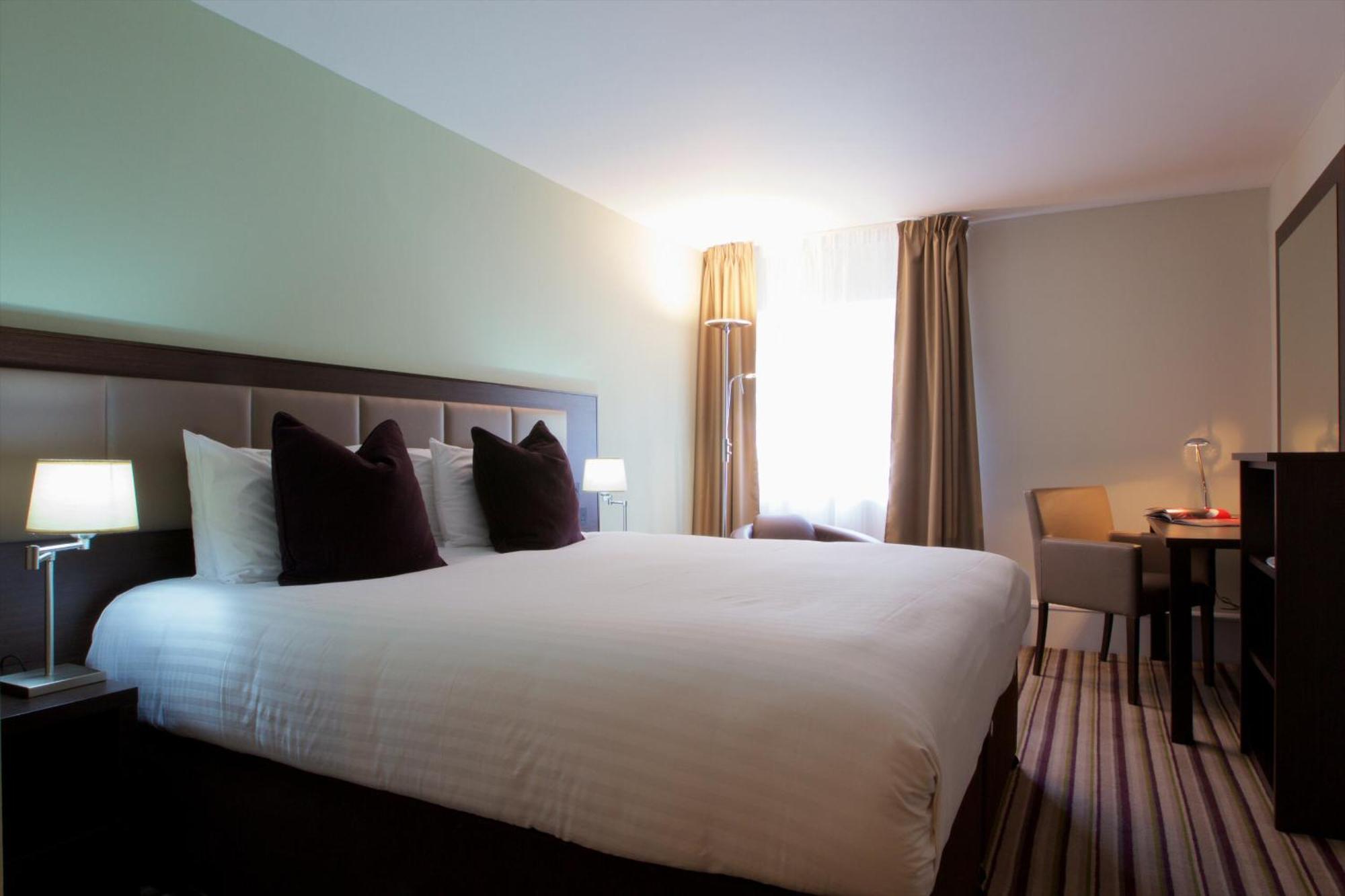 Cambridge Hotel, Bw Signature Collection